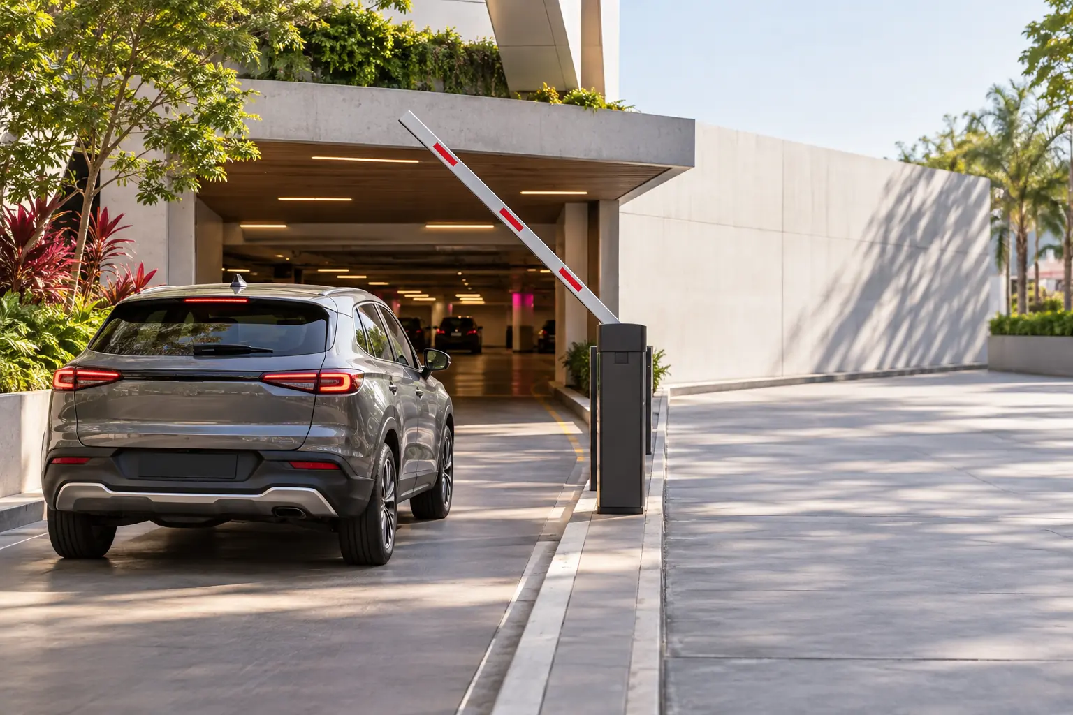 Automóvel entrando em estacionamento com pagamento automático por tag